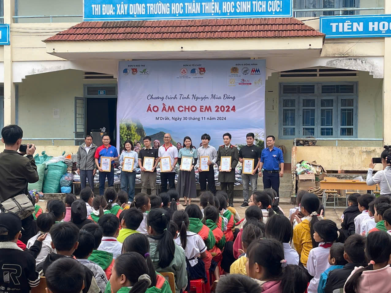 Áo ấm cho em 2024 Áo ấm cho em 2024