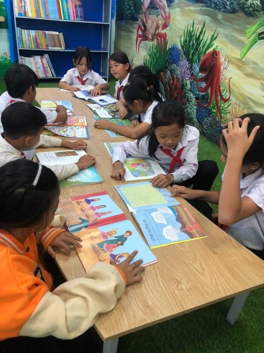 Liên đội xây dựng giờ ra chơi trải nghiệm với hình thức múa hát sân trường và đọc truyện, đọc báo đội.